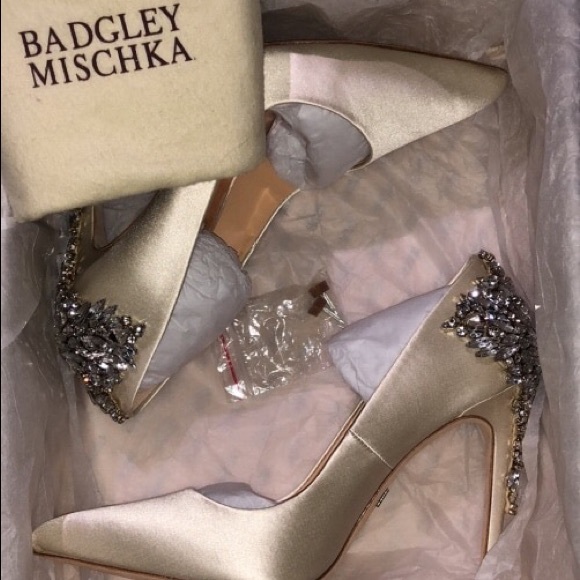 Badgley mischka gorgeous crystal embellished pointed toe pump Clearance